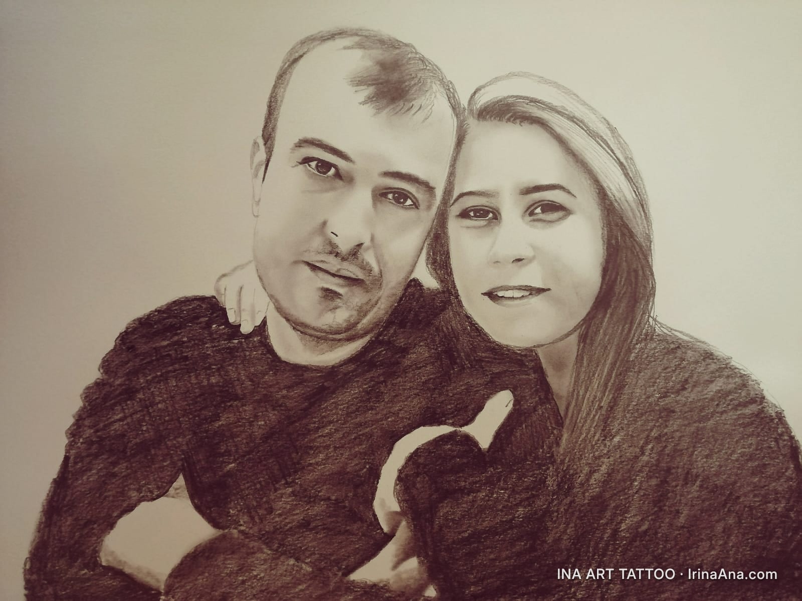 Portret în creion al unui cuplu: un bărbat și o femeie, zâmbind, îmbrățișați. Tonuri de gri și sepia.