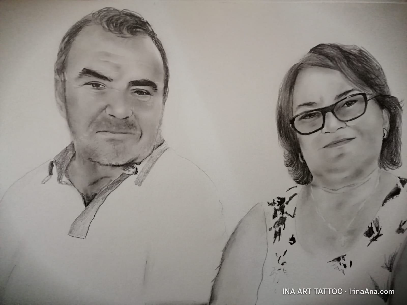 Portret în creion al unui bărbat și al unei femei, privindu-l pe privitor. Bărbatul poartă un tricou polo, iar femeia ochela…