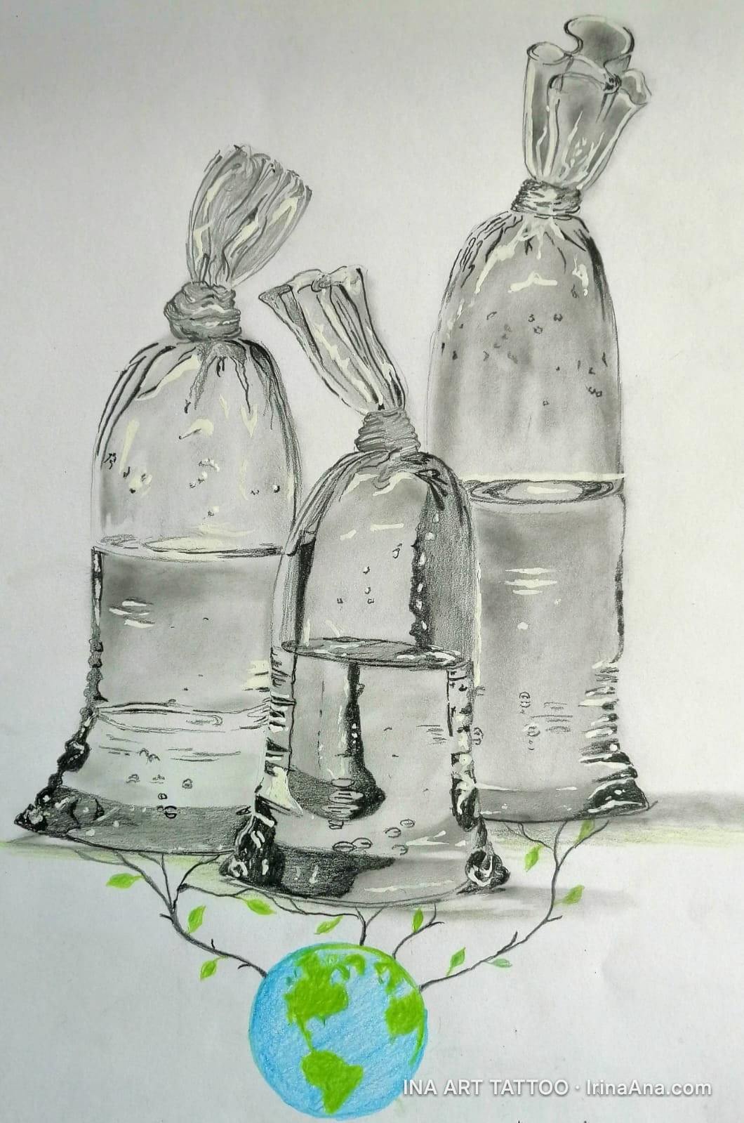 Trei pungi de plastic transparente, legate la gură, pline cu apă, stau deasupra unui glob pământesc cu ramuri verzi.