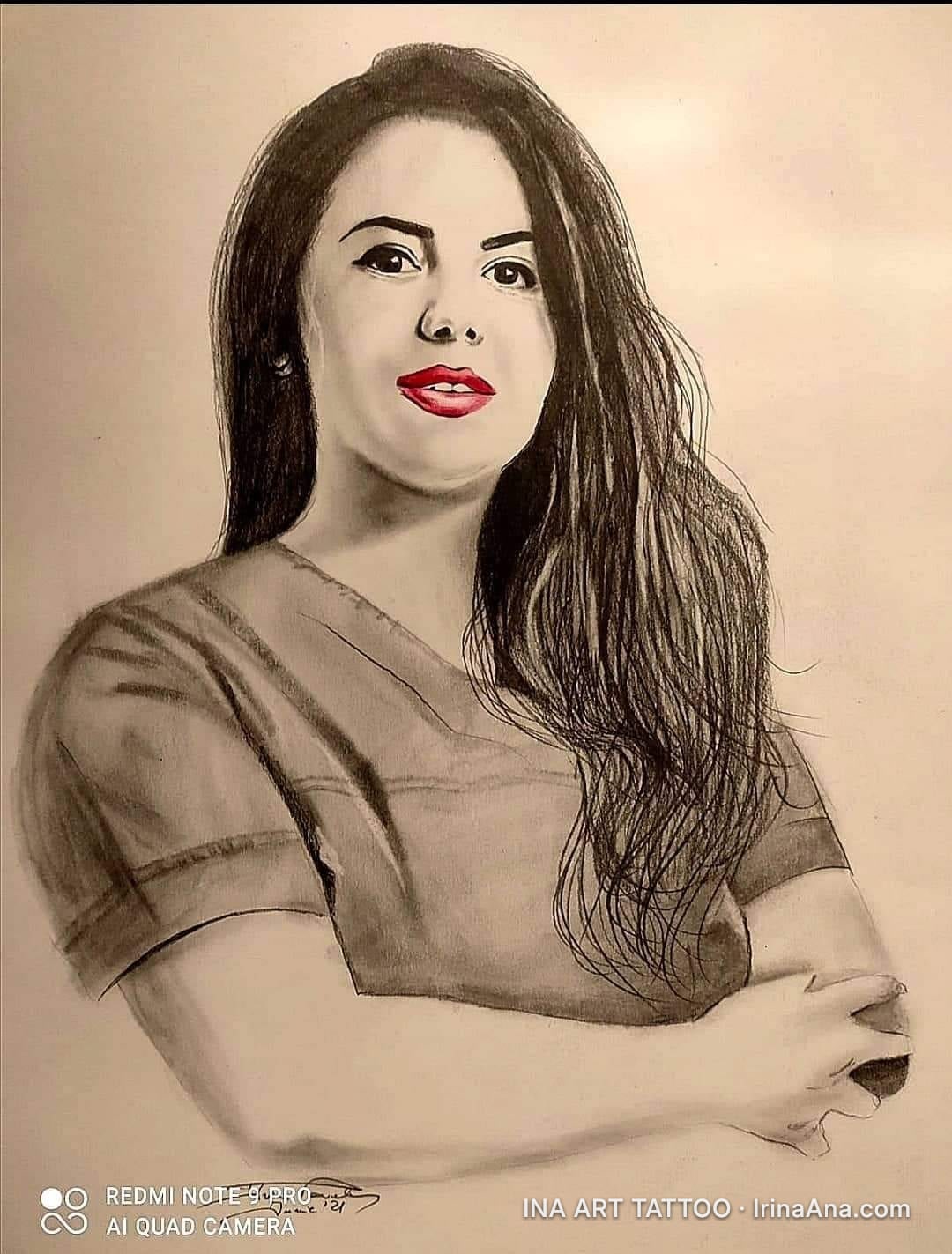 Portret creion al unei femei cu păr lung, închis la culoare, cu buze roșii, privitor la dreapta.