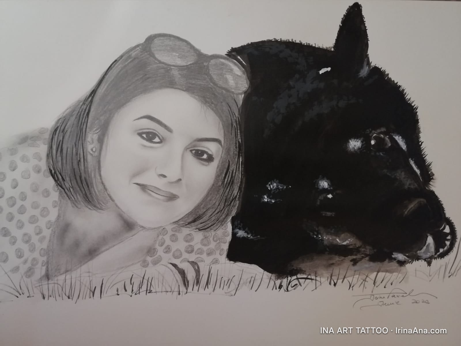 Portret în creion cu o femeie zâmbitoare și un câine negru, întinși pe iarbă, privitorul de sus.