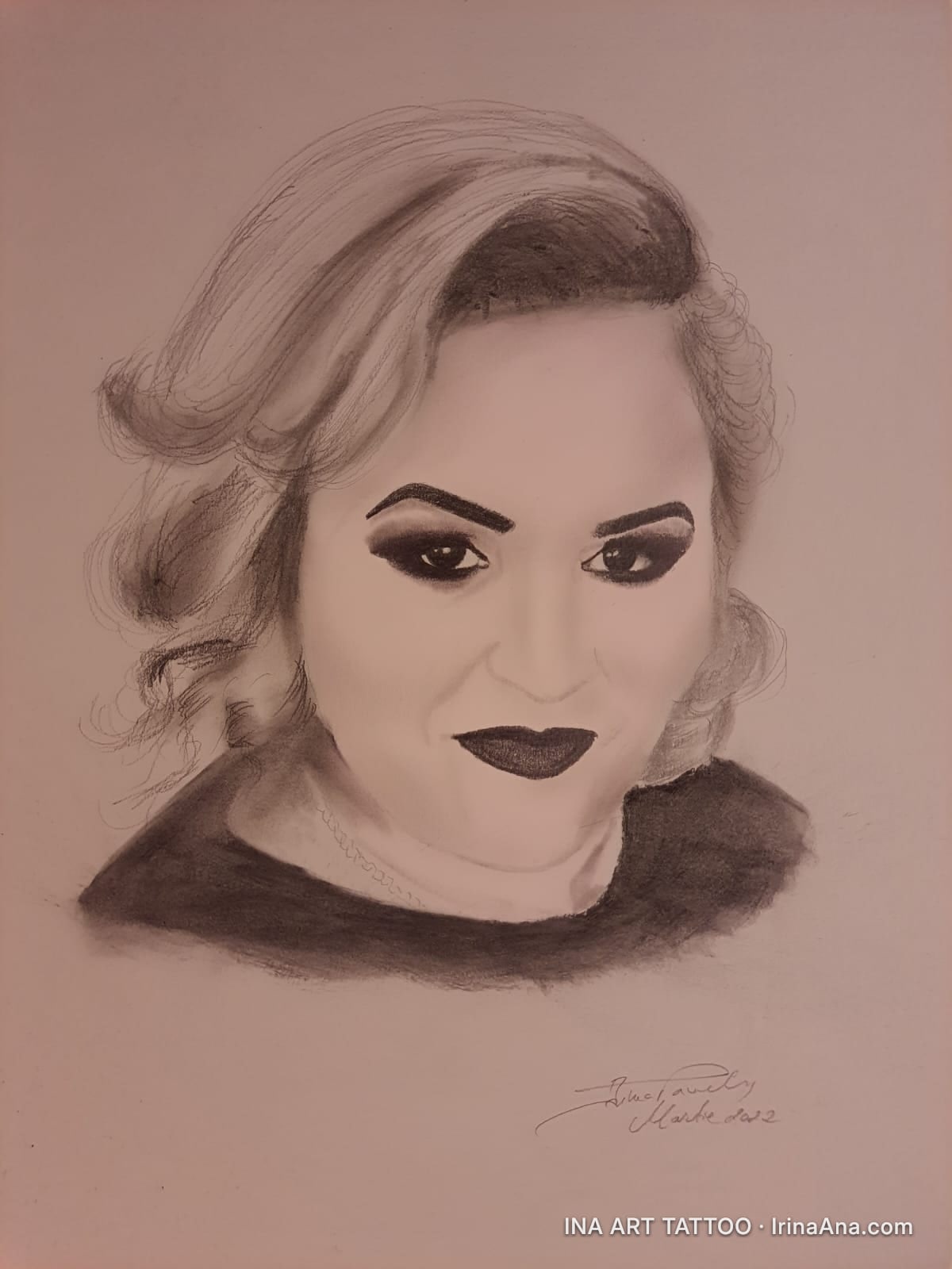 Portret creion al unei femei cu păr ondulat, machiaj intens la ochi și buze închise, pe un fundal deschis.