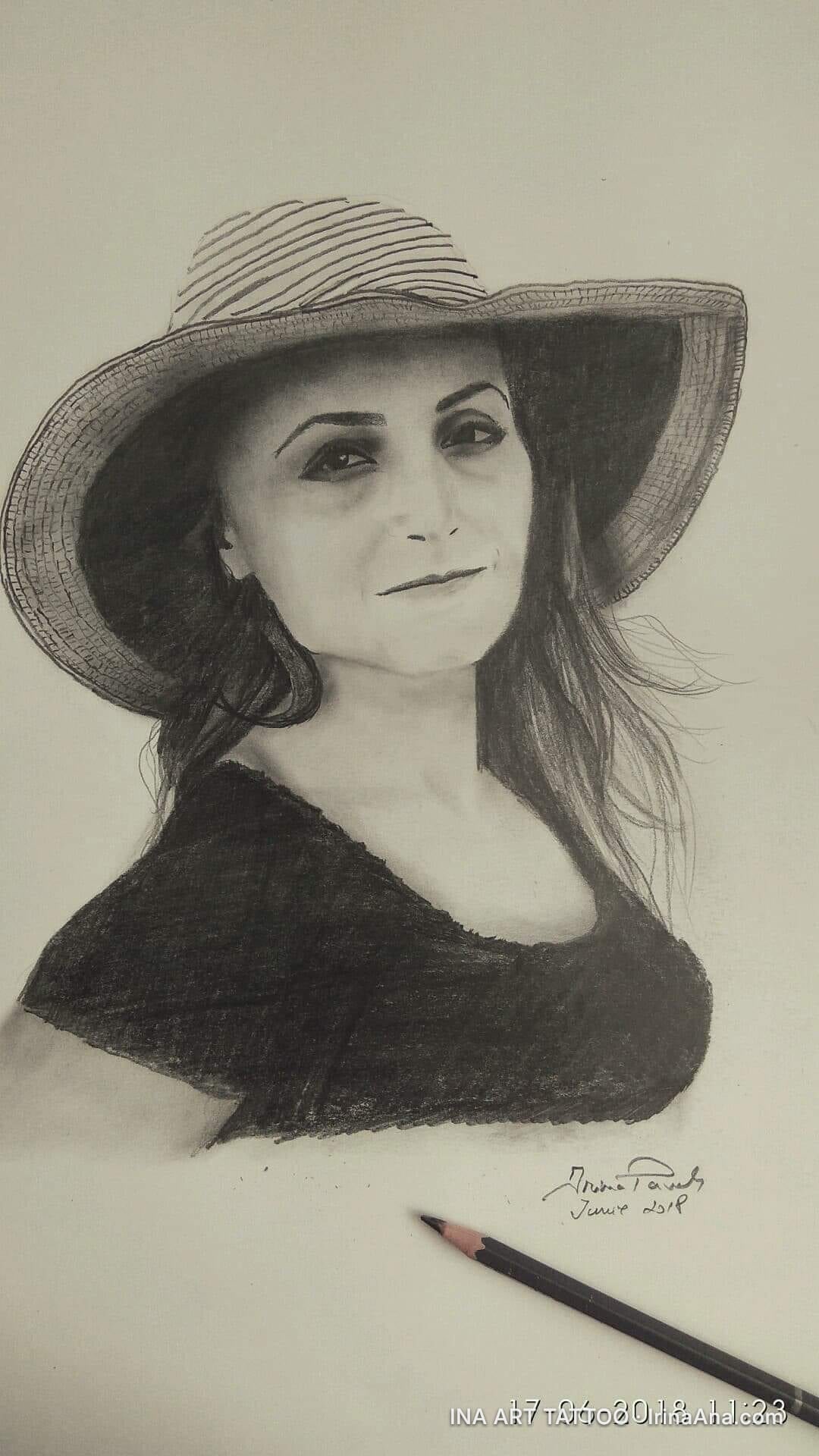 Portret creion al unei femei cu păr închis la culoare, purtând o pălărie cu boruri largi și o bluză închisă la culoare.