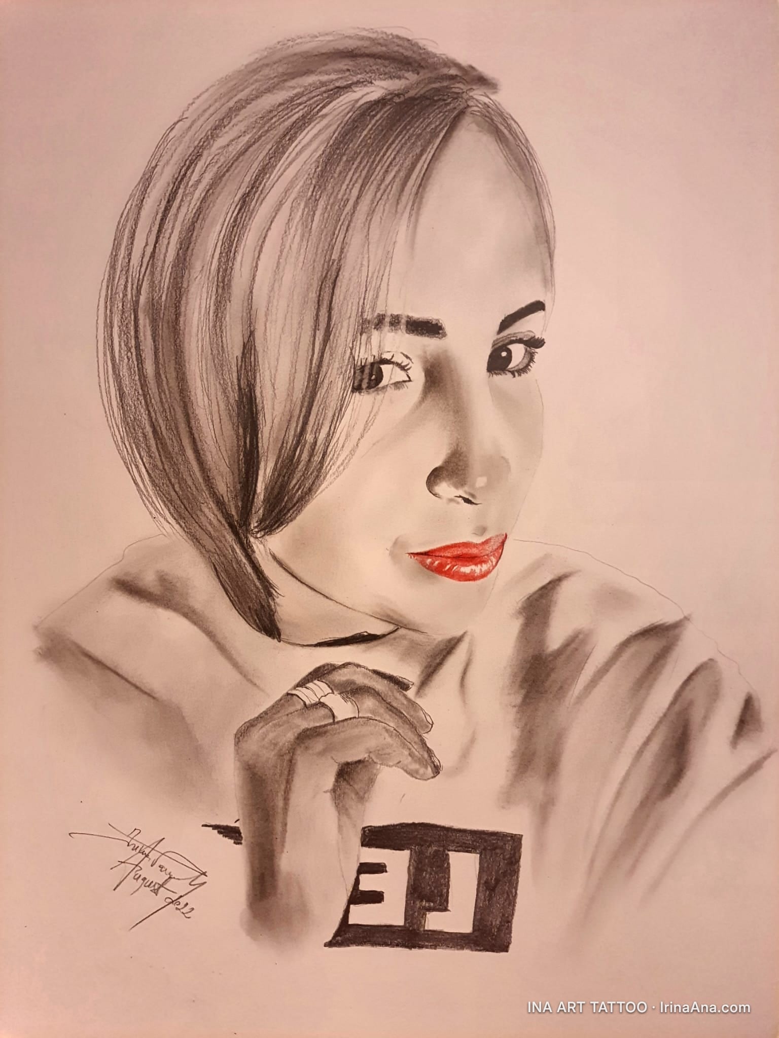 Portret creion al unei femei cu păr scurt, buze roșii și un inel pe degetul arătător, privind spre dreapta.