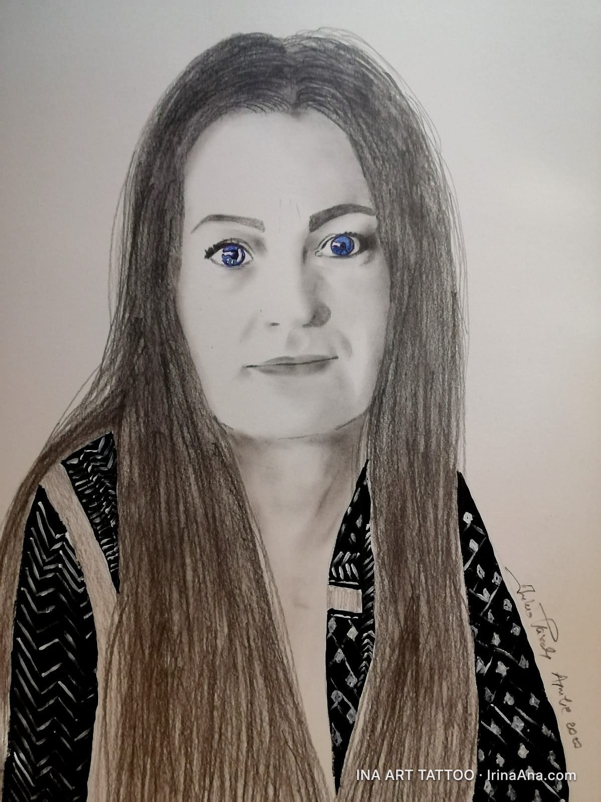 Portret desenat al unei femei cu păr lung, ochi albaștri și o bluză cu model geometric.