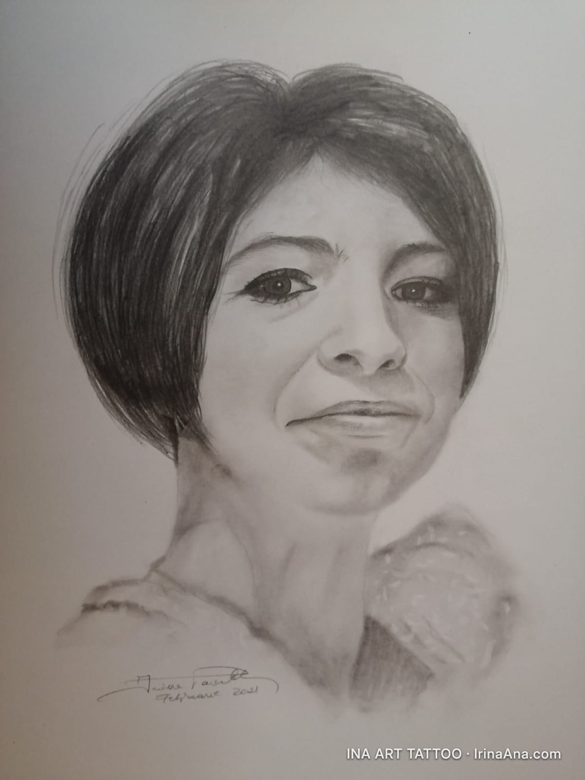 Portret creion al unei femei cu păr scurt, închis la culoare, cu o expresie blândă, privind direct înainte.