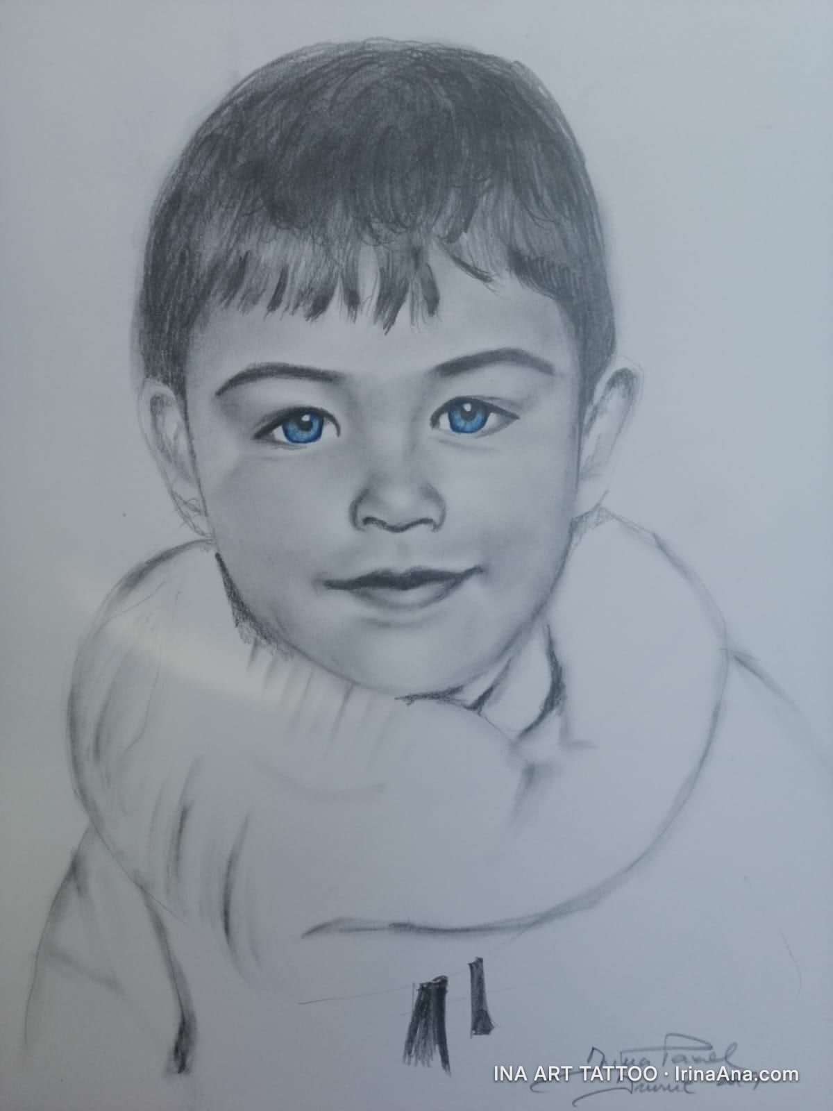 Portret creion al unui băiat tânăr cu păr închis la culoare și ochi albaștri, purtând un guler înalt.