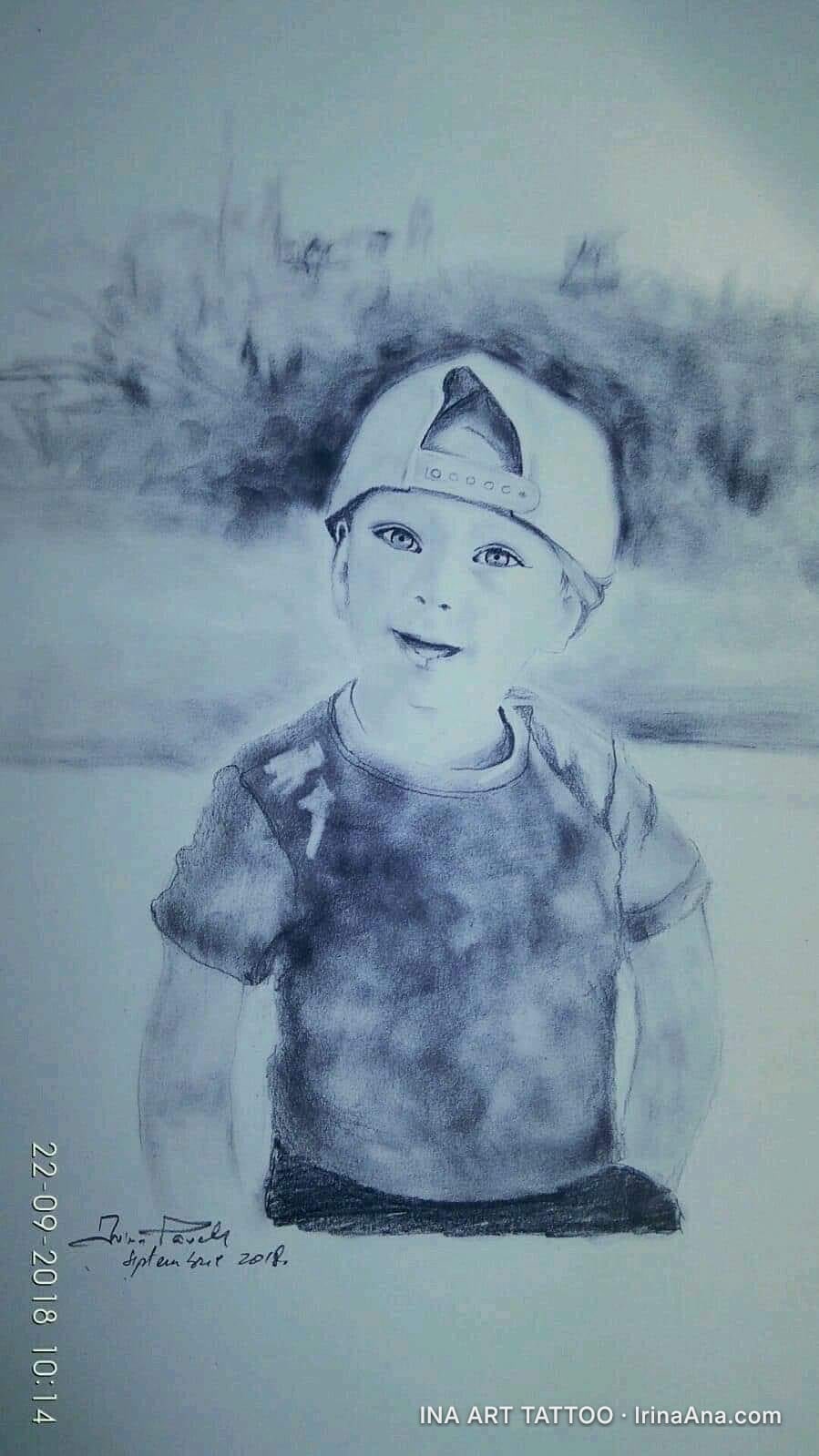 Portret creion al unui băiețel cu șapcă, privitor direct, cu fundal estompat.