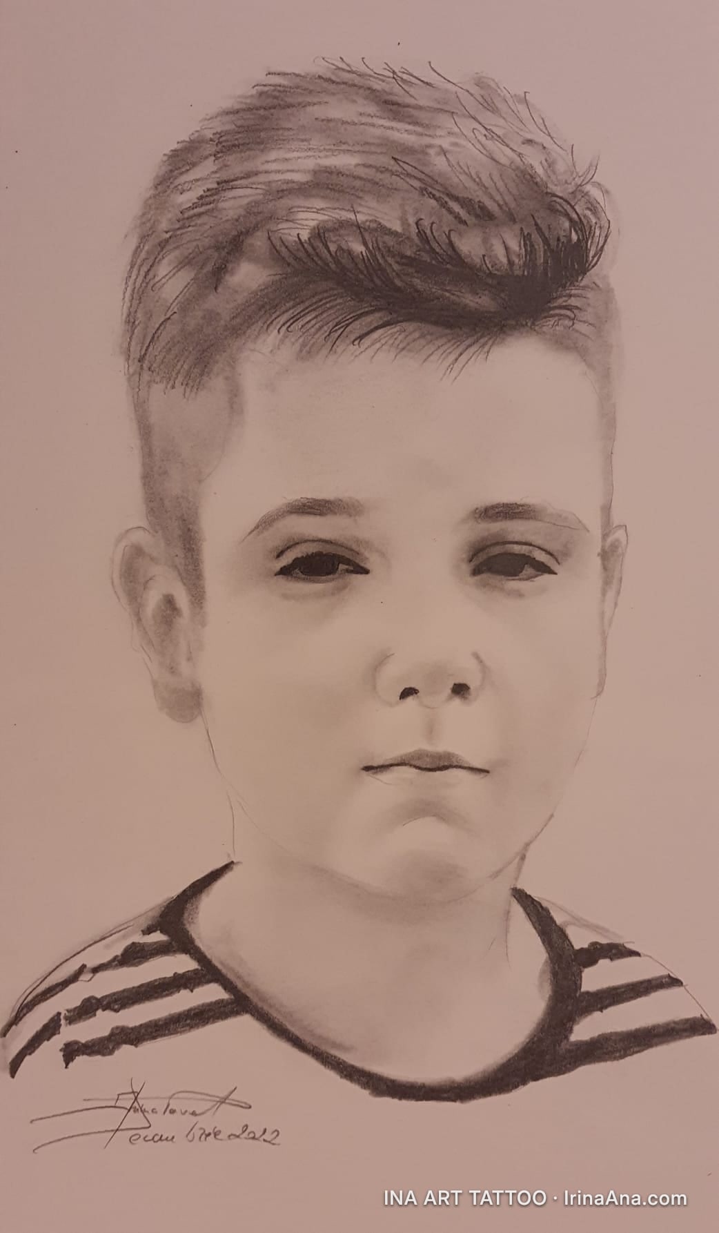 Portret în creion al unui băiat tânăr, cu păr scurt și ochi mari, purtând un tricou în dungi.