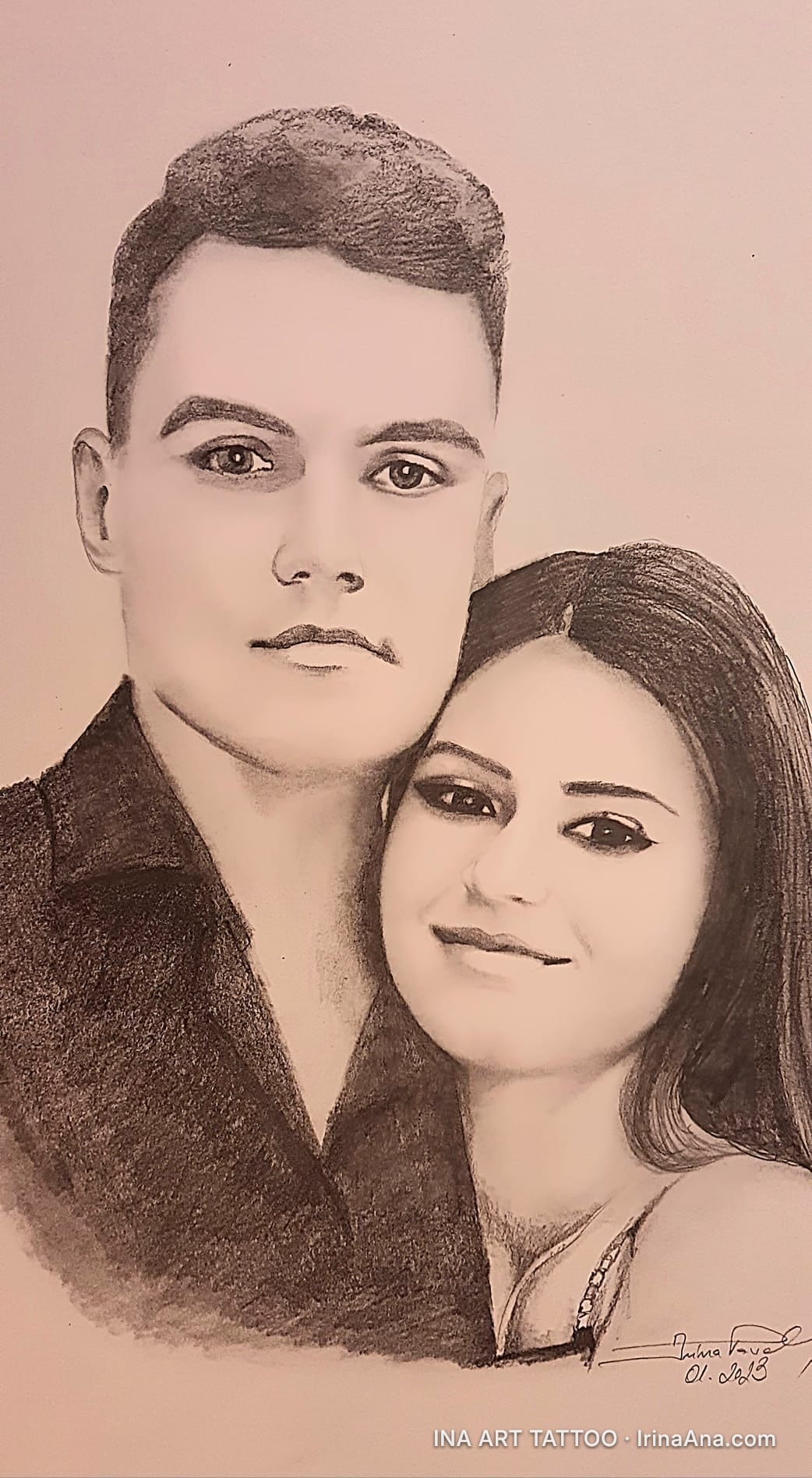 Portret în creion cu un cuplu tânăr. Un bărbat cu păr scurt și o femeie cu păr lung, amândoi privesc înainte.