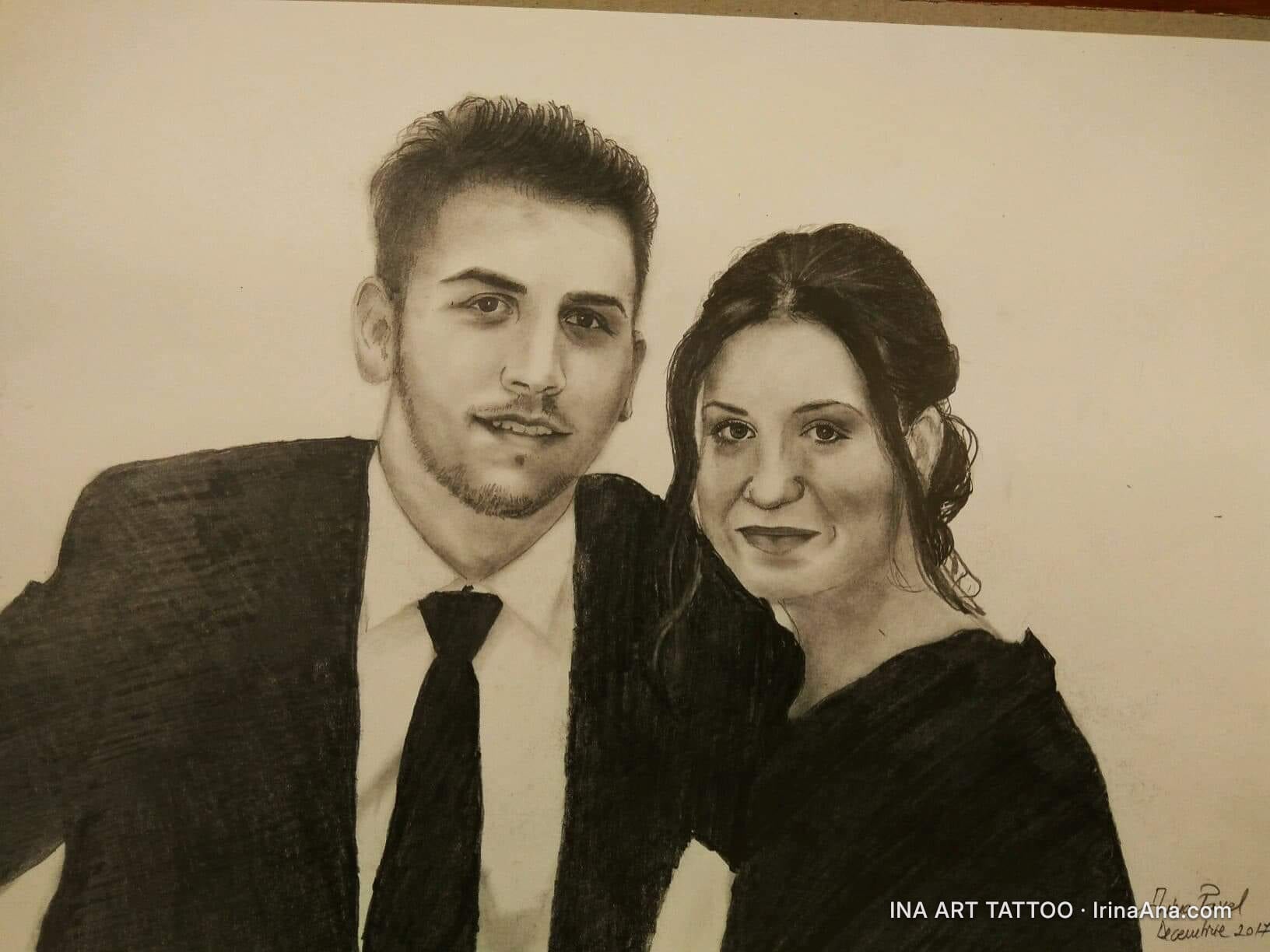 Portret în creion al unui cuplu tânăr, un bărbat în costum și o femeie cu părul prins, zâmbind ușor.