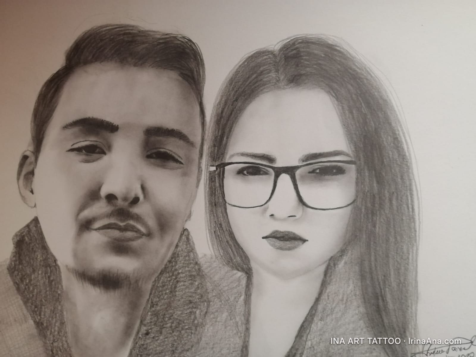 Portret în creion al unui cuplu tânăr: un bărbat cu barbă scurtă și o femeie cu ochelari și păr lung.