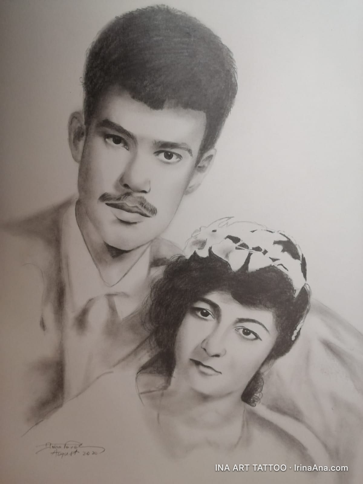 Portret în creion al unui cuplu tânăr. Bărbatul privește înainte, femeia privește ușor în sus și spre dreapta.