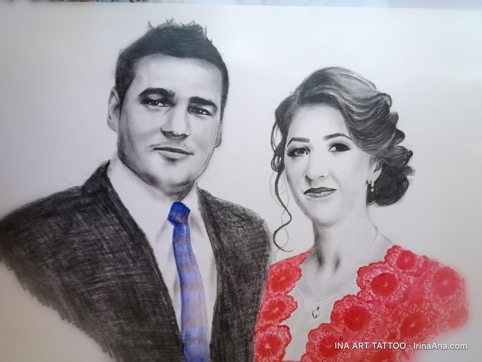 Portret desenat al unui cuplu tânăr, un bărbat în costum și o femeie într-o rochie roșie, zâmbind.