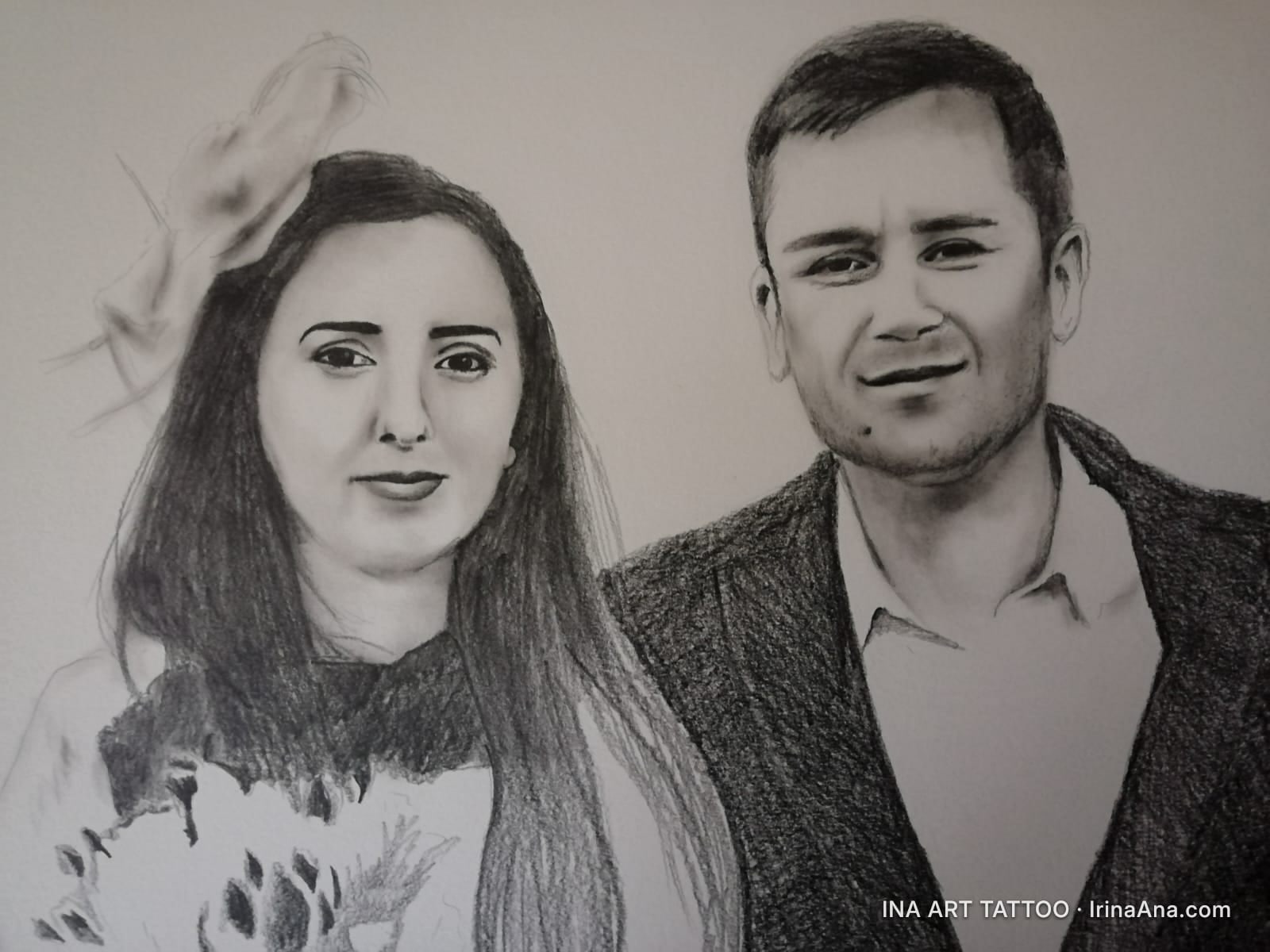 Portret în creion al unui cuplu tânăr, o femeie cu păr lung și un bărbat cu păr scurt, zâmbind ușor.