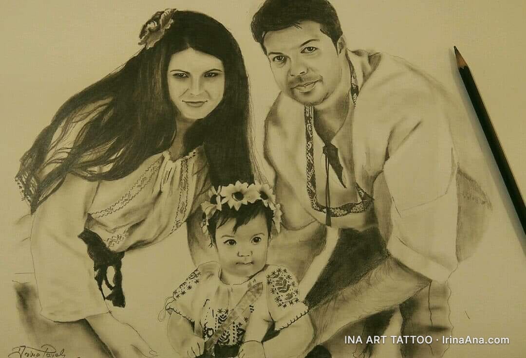 Portret de familie în creion, cu părinți și un copil mic, toți purtând ii tradiționale românești.