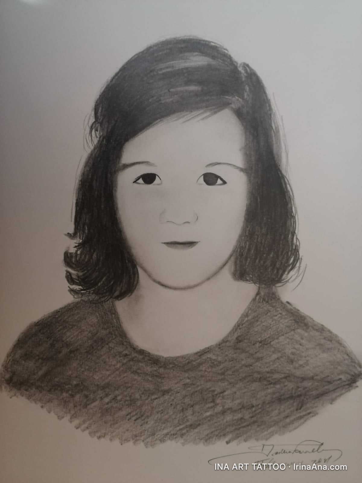 Portret în creion al unei fete tinere cu păr scurt, închis la culoare, și o bluză închisă la culoare, pe un fundal alb.