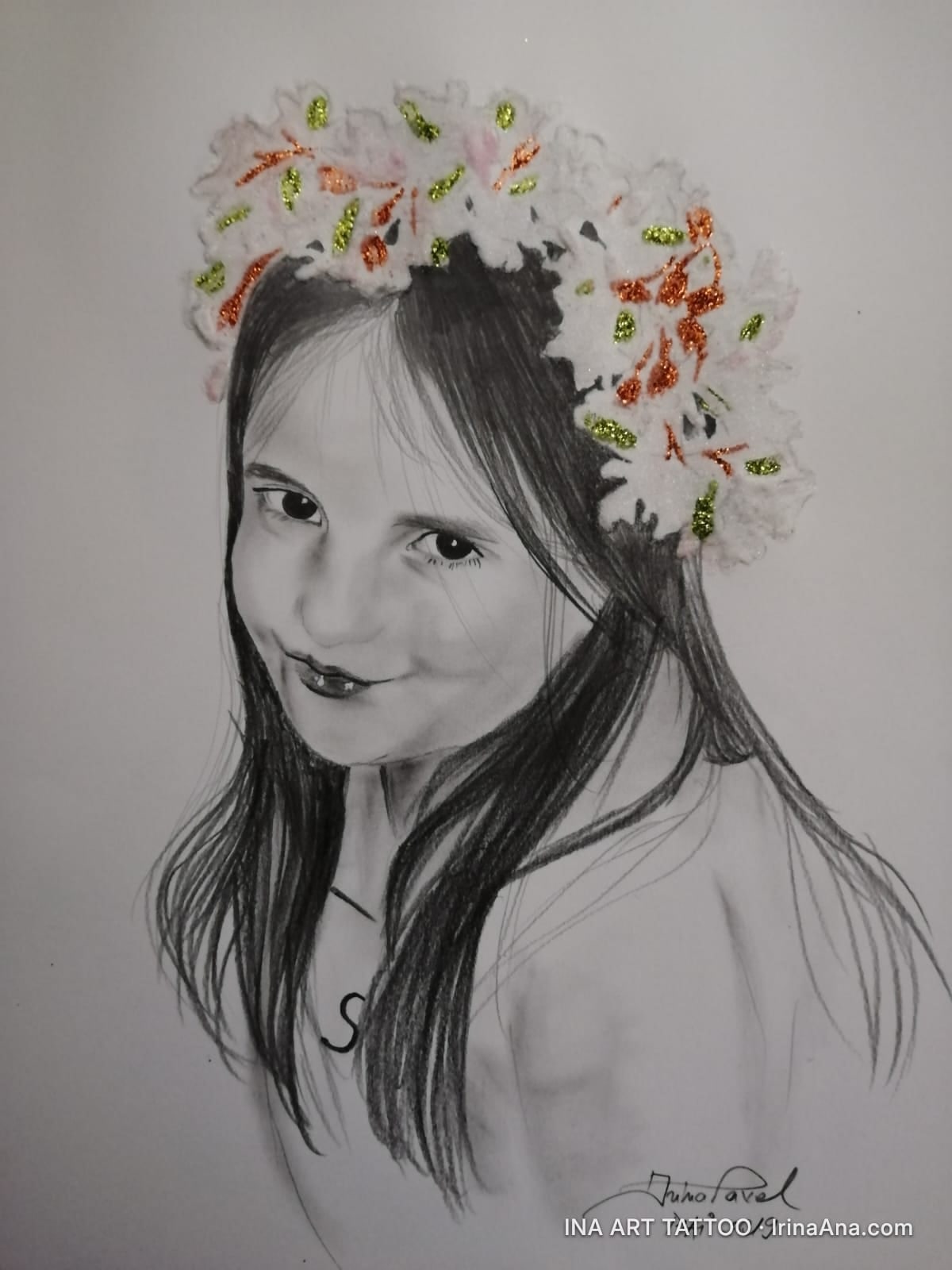 Portret creion al unei fete tinere cu păr lung, încoronată cu o diademă florală albă, cu detalii aurii și roșii.