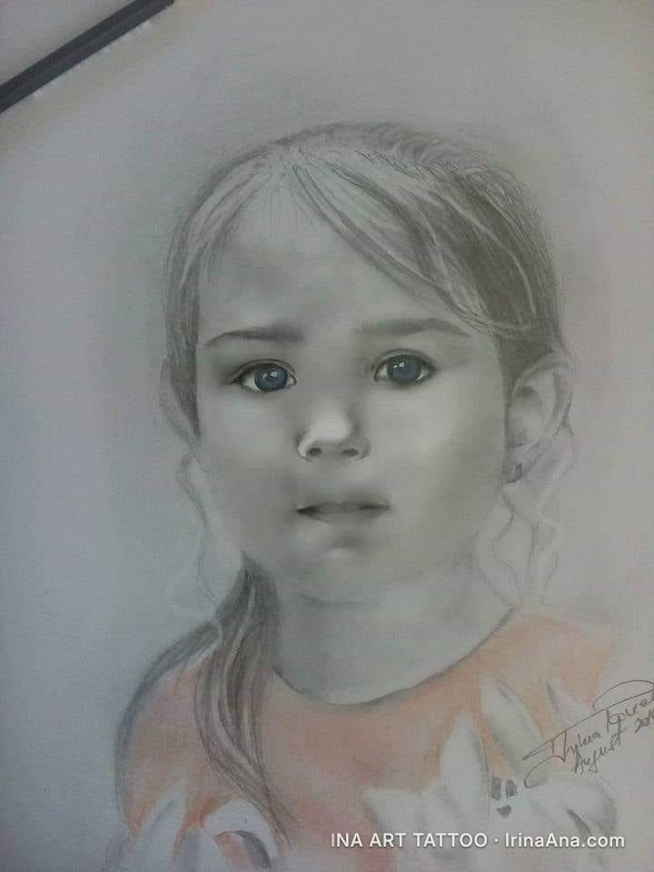Portret desenat al unei fetițe cu păr blond și ochi albaștri, purtând o bluză portocalie. Desenul este predominant monocrom,…