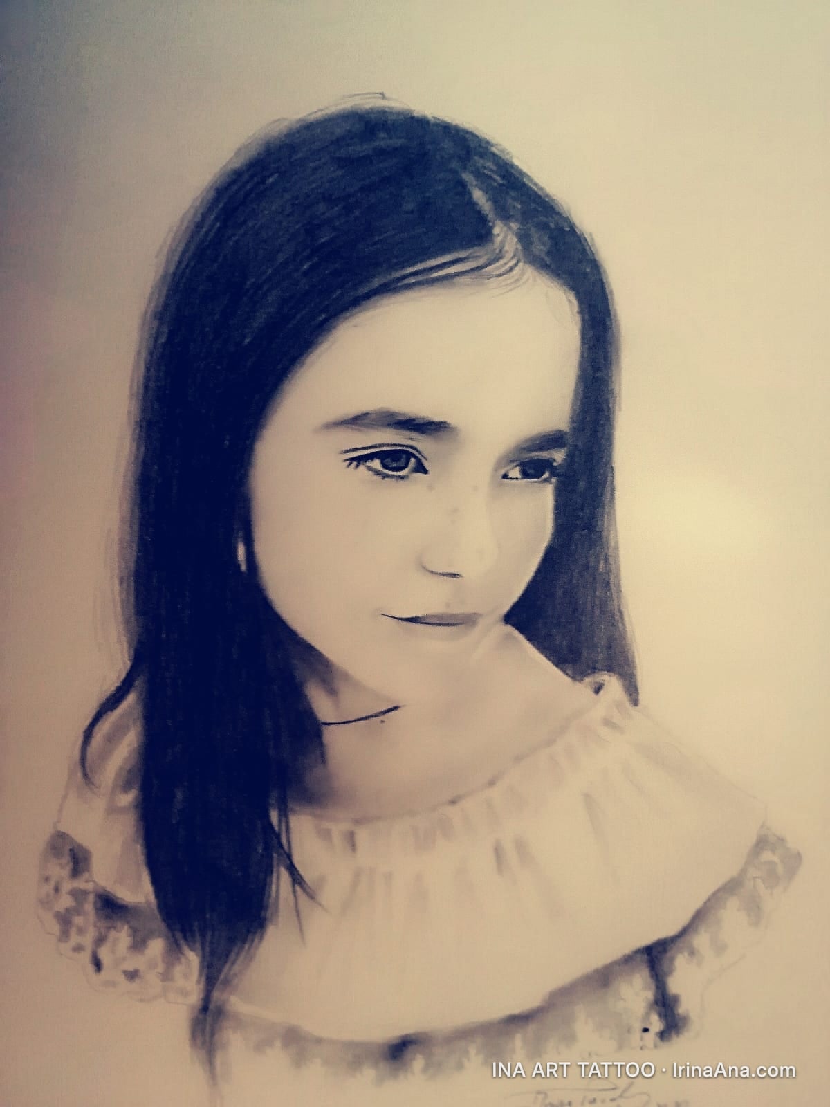 Portret creion al unei fete tinere cu păr lung, închis la culoare, și o bluză albă cu volane, privire pensivă.