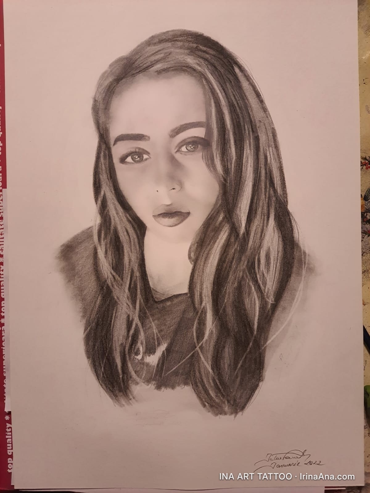 Portret în creion al unei tinere cu păr lung, ondulat, privire directă, pe un fundal alb.