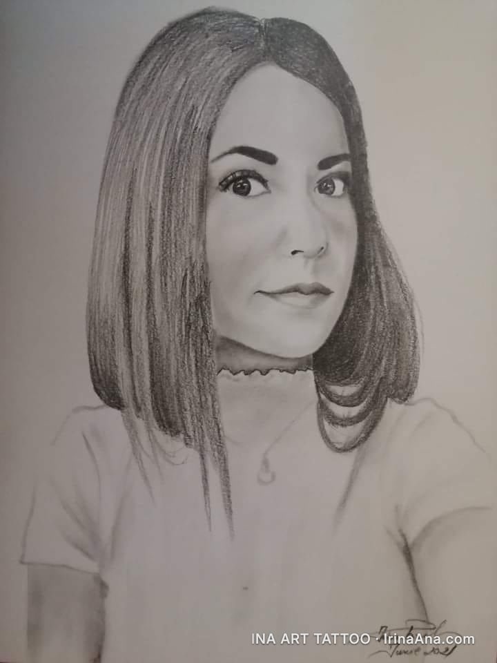 Portret creion al unei tinere cu păr șaten, lung, și ochi mari, purtând un tricou deschis la culoare și un colier.
