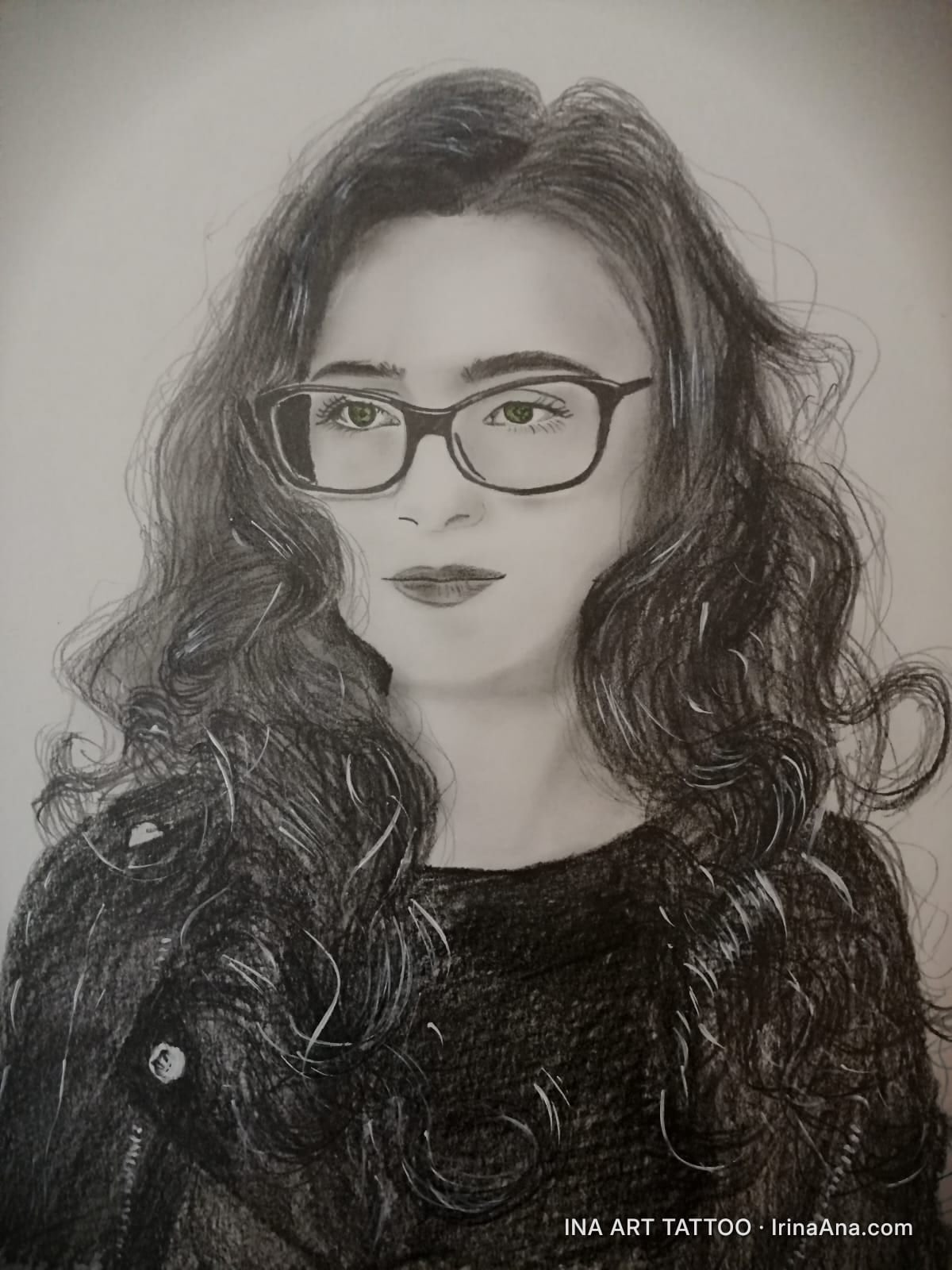 Portret creion al unei tinere cu păr lung, ondulat, ochelari negri și o bluză închisă la culoare. Ochii sunt verzi.