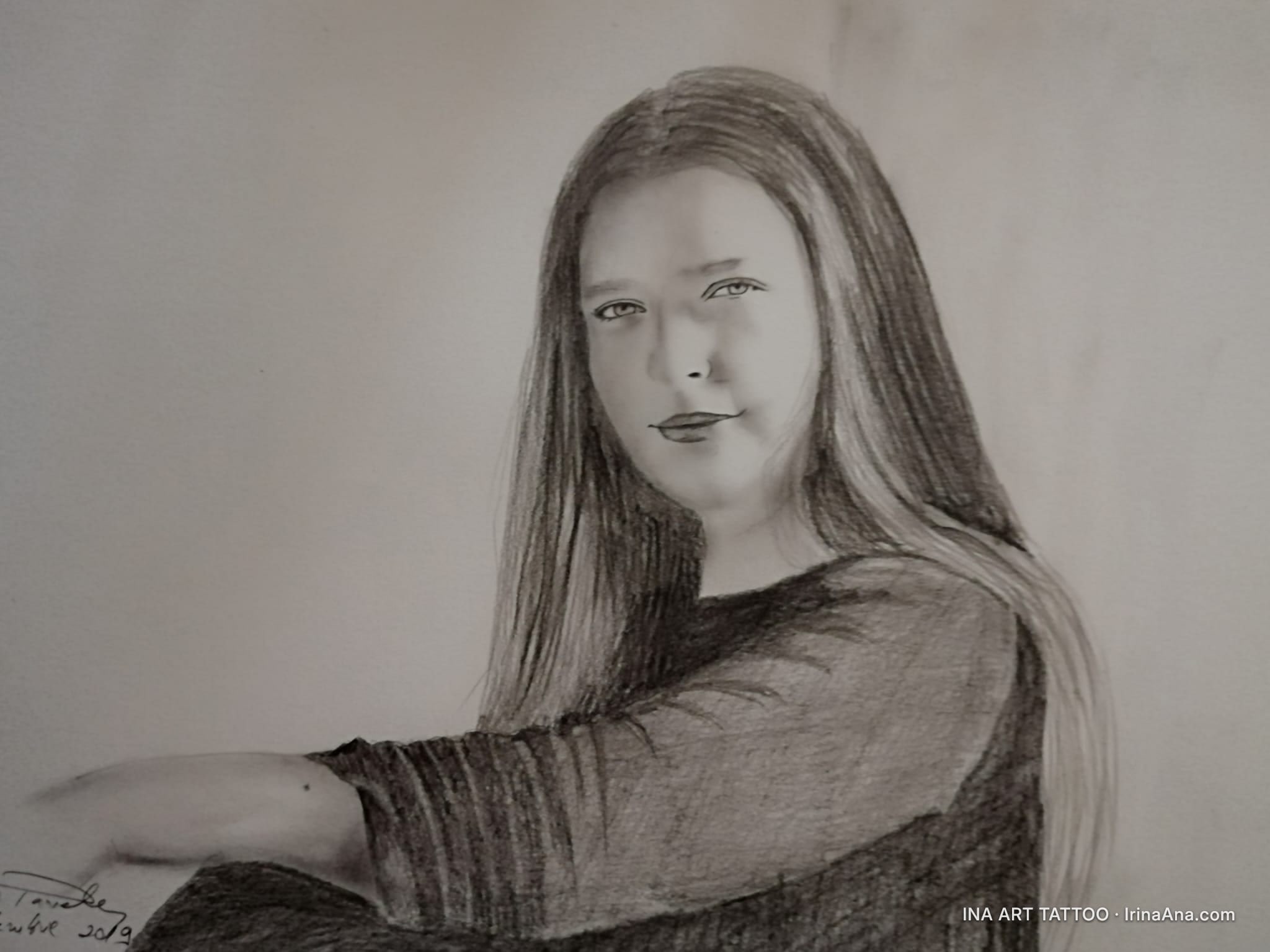 Portret în creion al unei tinere cu păr lung, întins peste umeri, privind direct înainte.
