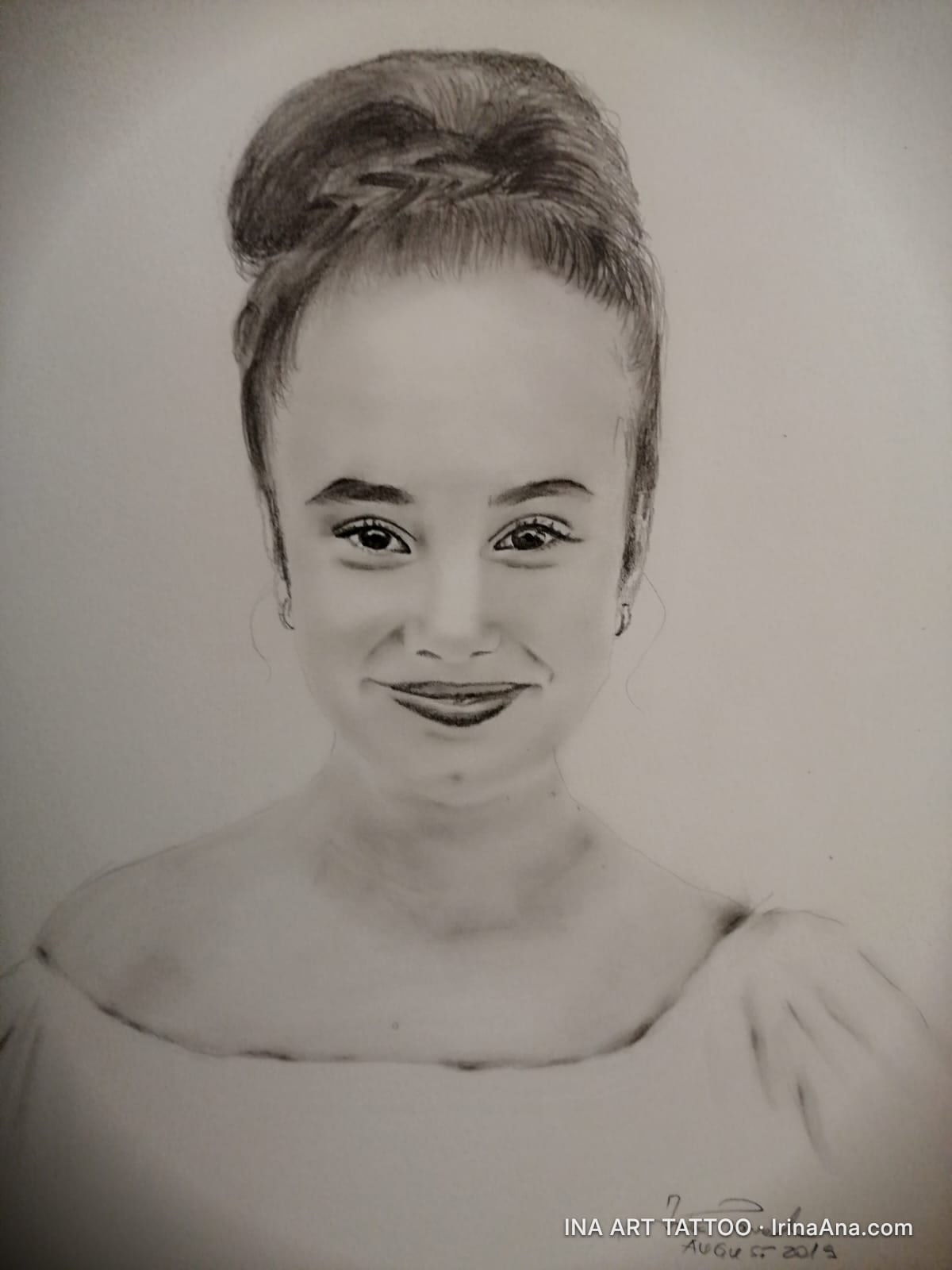 Portret creion al unei fete tinere zâmbitoare, cu părul prins în coc și umerii goi, pe un fundal deschis.