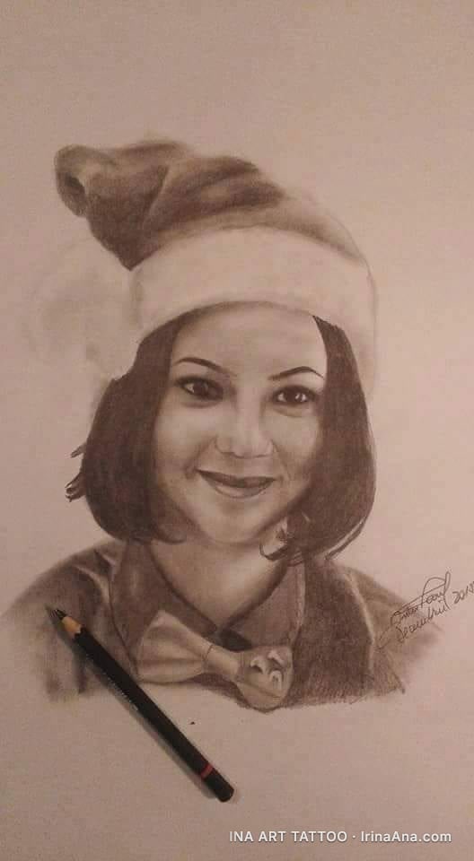 Portret în creion al unei tinere zâmbitoare, cu păr scurt și o căciulă de Moș Crăciun pe cap.