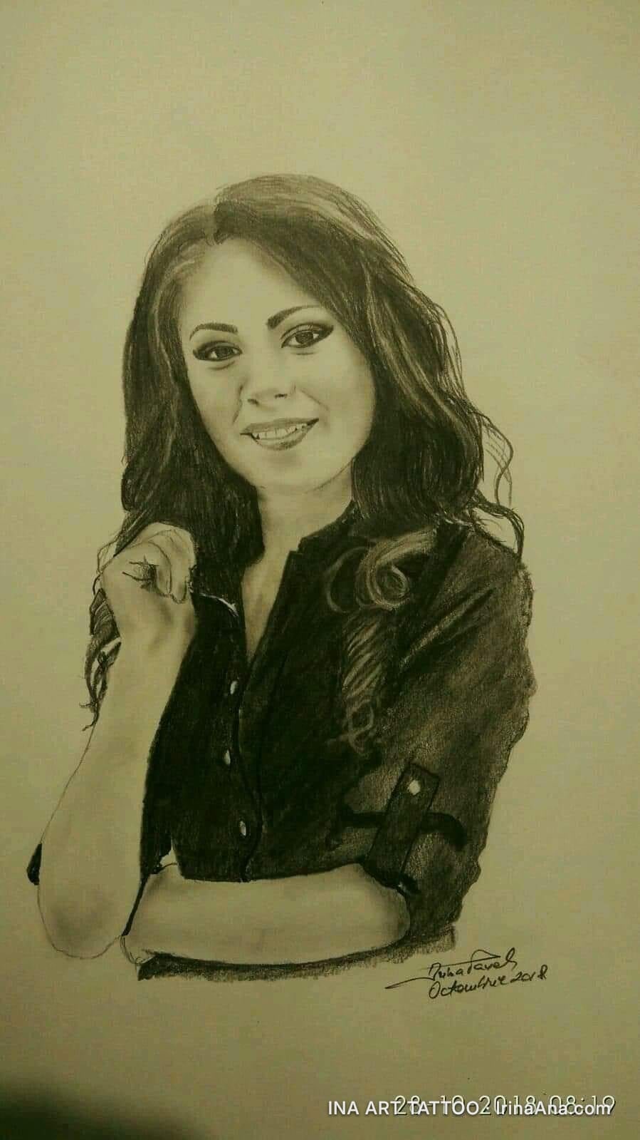Portret creion al unei tinere zâmbitoare, cu păr lung, închis la culoare, și cămașă neagră.