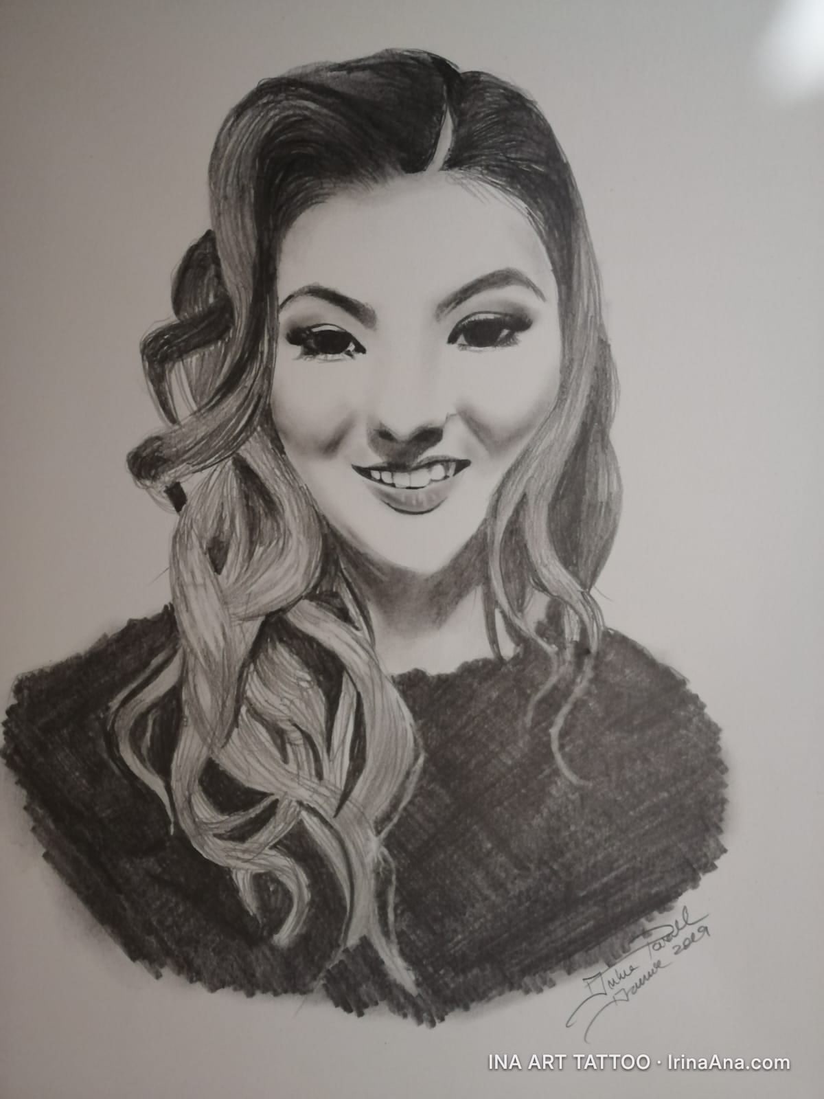 Portret creion al unei tinere zâmbitoare, cu păr lung, ondulat, și umeri acoperiți de o bluză închisă la culoare.